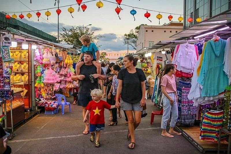  Immerse yourself in the local rhythm of life at Ha Long night market